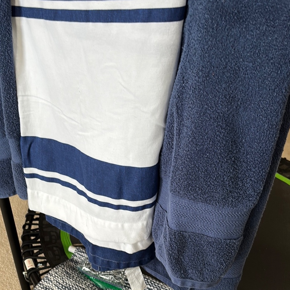 Shower curtain and bath towels - Picture 2 of 7